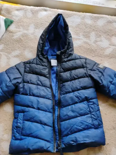 Chaqueta acolchada azul con capucha - miniatura 1