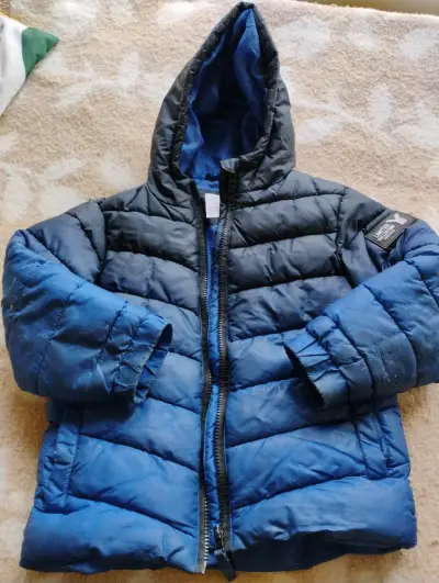 Chaqueta acolchada azul con capucha - miniatura 2