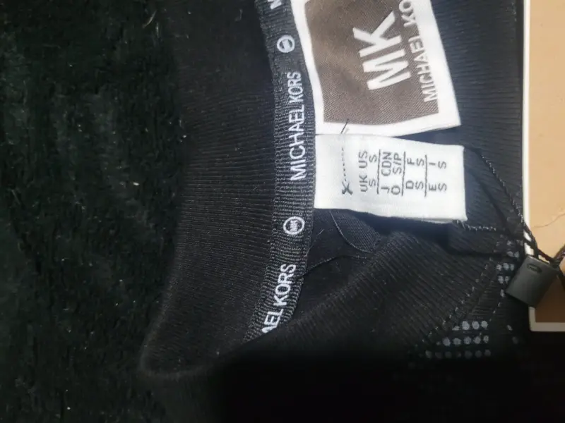 Polera Michael Kors negra estampada - 3