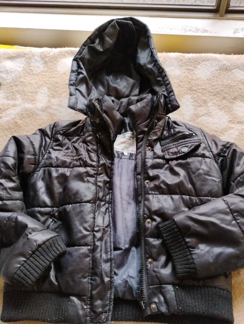 Chaqueta acolchada negra con capucha - 1