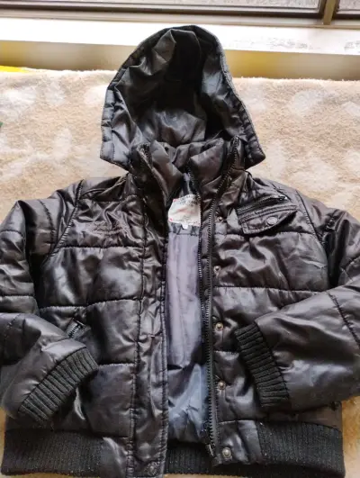 Chaqueta acolchada negra con capucha - miniatura 1