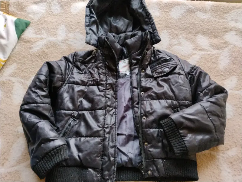 Chaqueta acolchada negra con capucha - 2