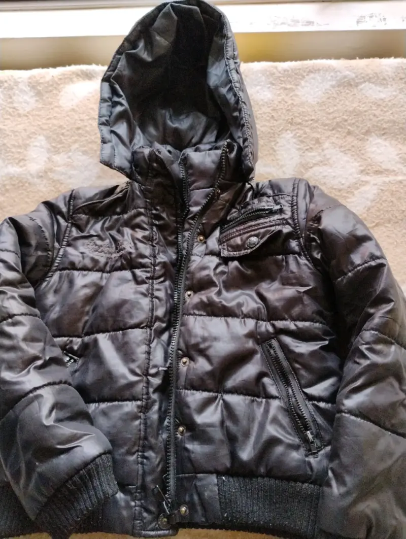 Chaqueta acolchada negra con capucha - 3