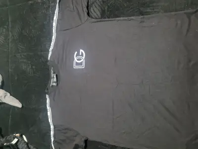 Polera negra con logo y detalles en las mangas - miniatura 1