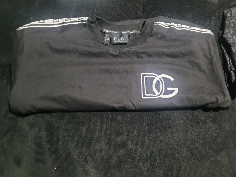 Polera negra con logo y detalles en las mangas - 2