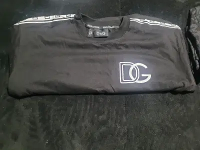 Polera negra con logo y detalles en las mangas - miniatura 2
