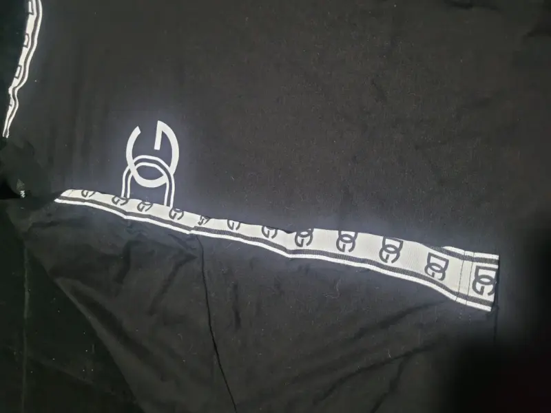 Polera negra con logo y detalles en las mangas - 3
