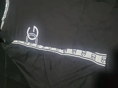 Polera negra con logo y detalles en las mangas - miniatura 3