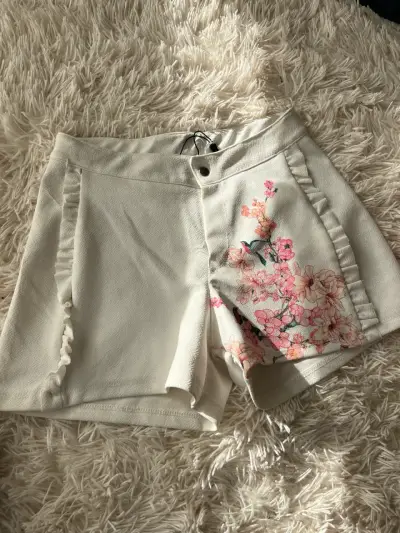 Shorts blancos con estampado floral - miniatura 1