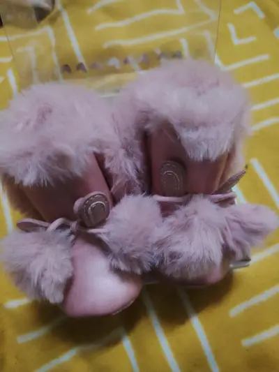 Botitas de bebé rosadas con peluche - miniatura 2