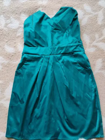 Vestido verde esmeralda elegante - miniatura 1