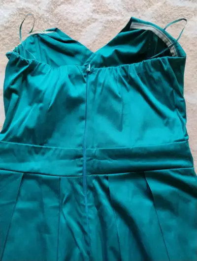 Vestido verde esmeralda elegante - miniatura 5