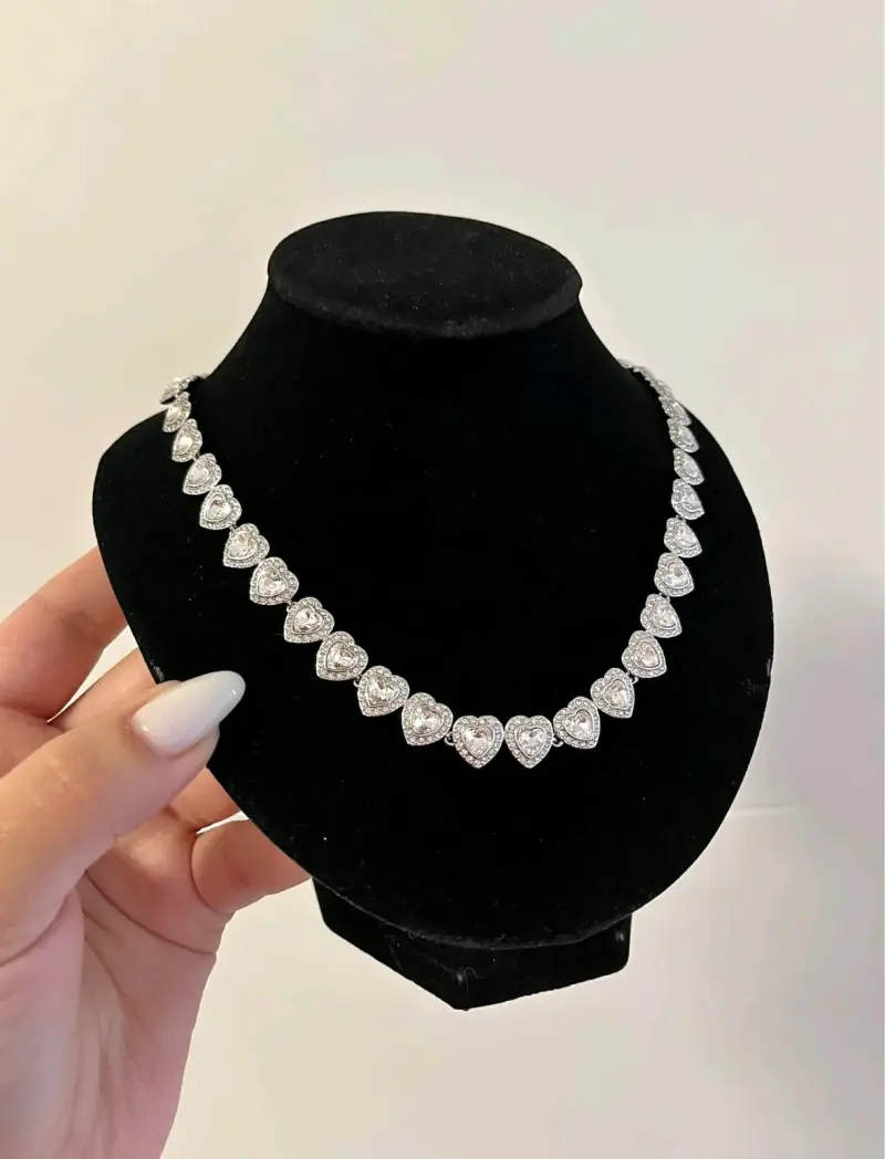 Collar de corazones estilo Ariana Grande plateado