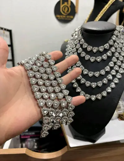 Collar de corazones estilo Ariana Grande plateado - miniatura 3