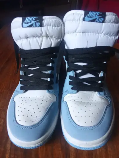 Zapatillas Nike Air Jordan blancas y celestes - miniatura 1