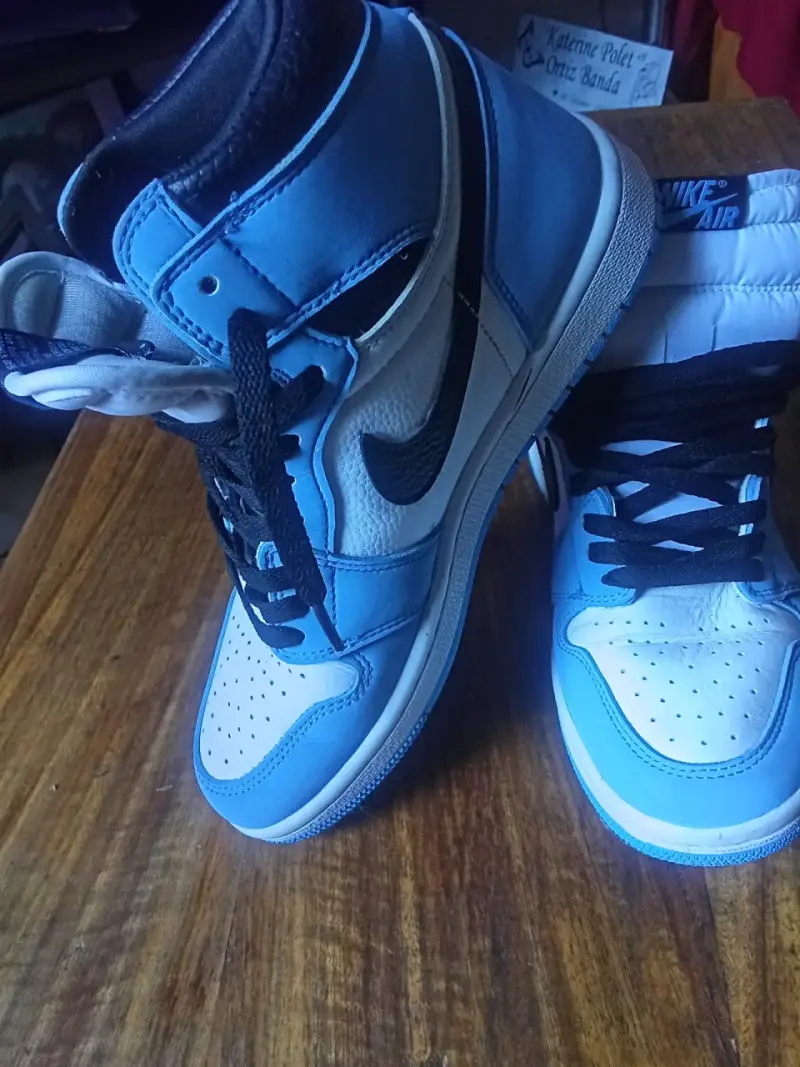 Zapatillas Nike Air Jordan blancas y celestes - 2
