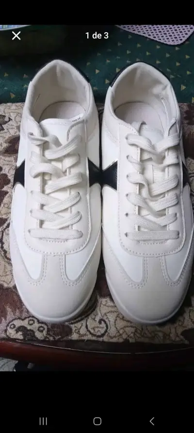 Zapatillas deportivas blancas con detalle negro - miniatura 1