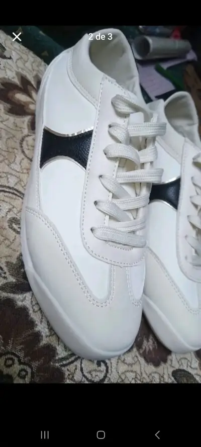 Zapatillas deportivas blancas con detalle negro - miniatura 2