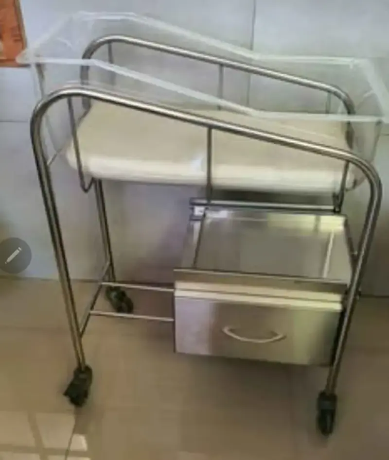 Cuna de bebé con estructura metálica - 3