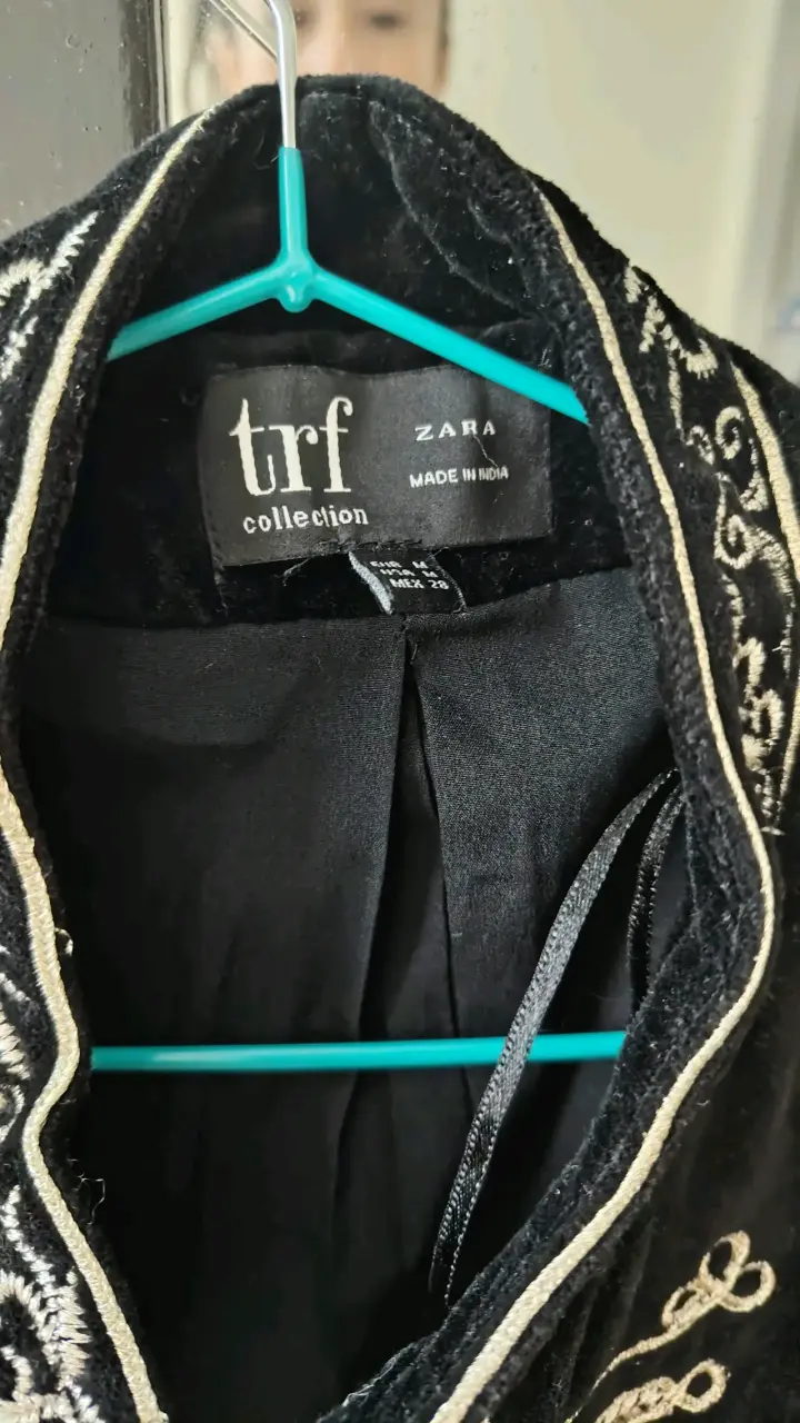 Chaqueta estilo Napoleón  negra con bordados Zara - 2