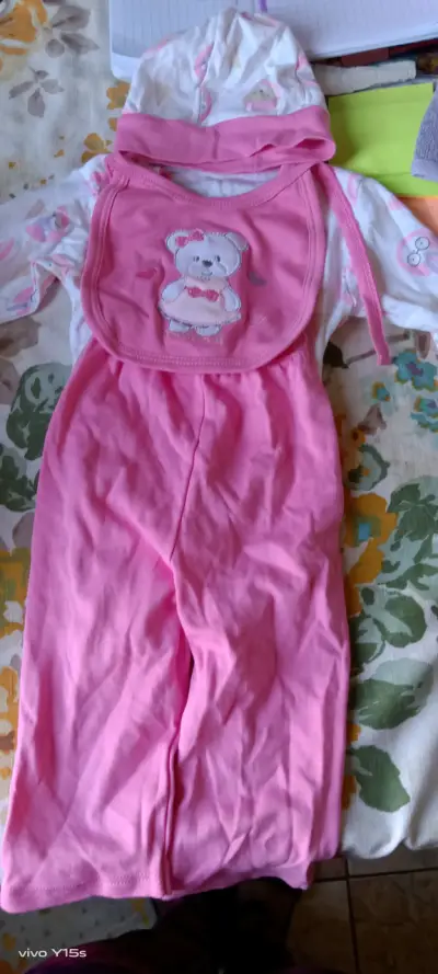 Conjunto de bebé rosado con babero - miniatura 1