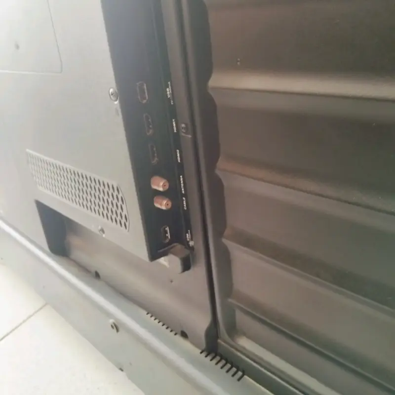 Televisor LED con múltiples puertos HDMI - 1