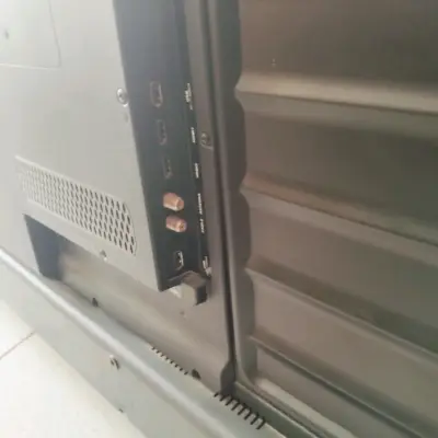 Televisor LED con múltiples puertos HDMI - miniatura 2