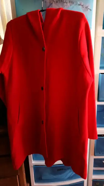 Abrigo rojo elegante para mujer - miniatura 1