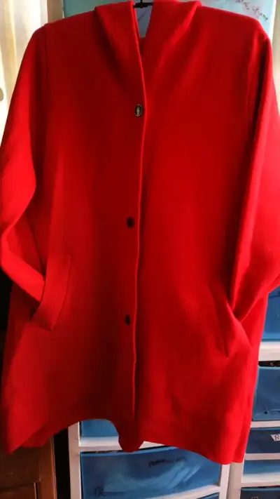 Abrigo rojo elegante para mujer - miniatura 2