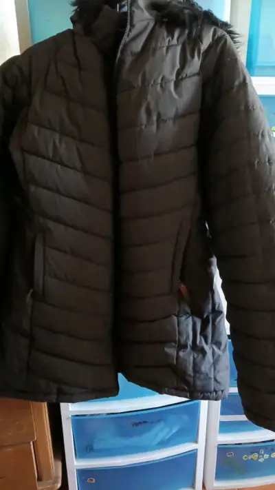 Chaqueta acolchada negra con capucha - miniatura 1