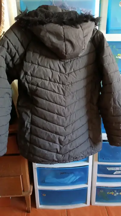 Chaqueta acolchada negra con capucha - miniatura 2