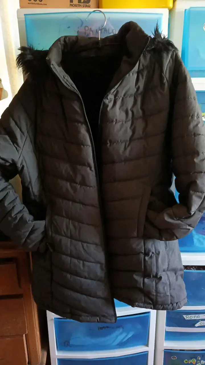 Chaqueta acolchada negra con capucha - 3