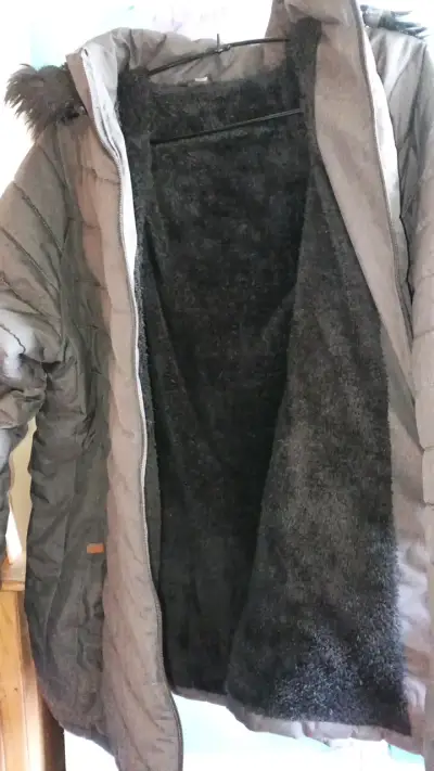 Chaqueta acolchada negra con capucha - miniatura 4