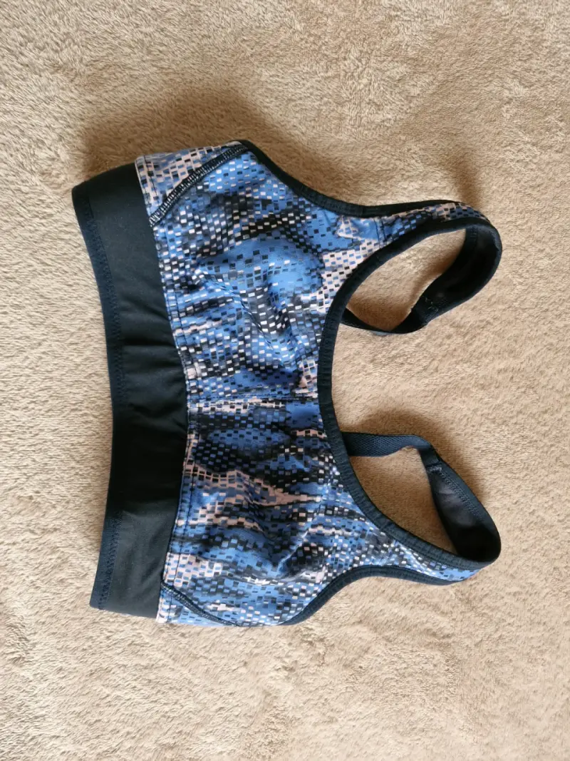 Top deportivo estampado azul y negro