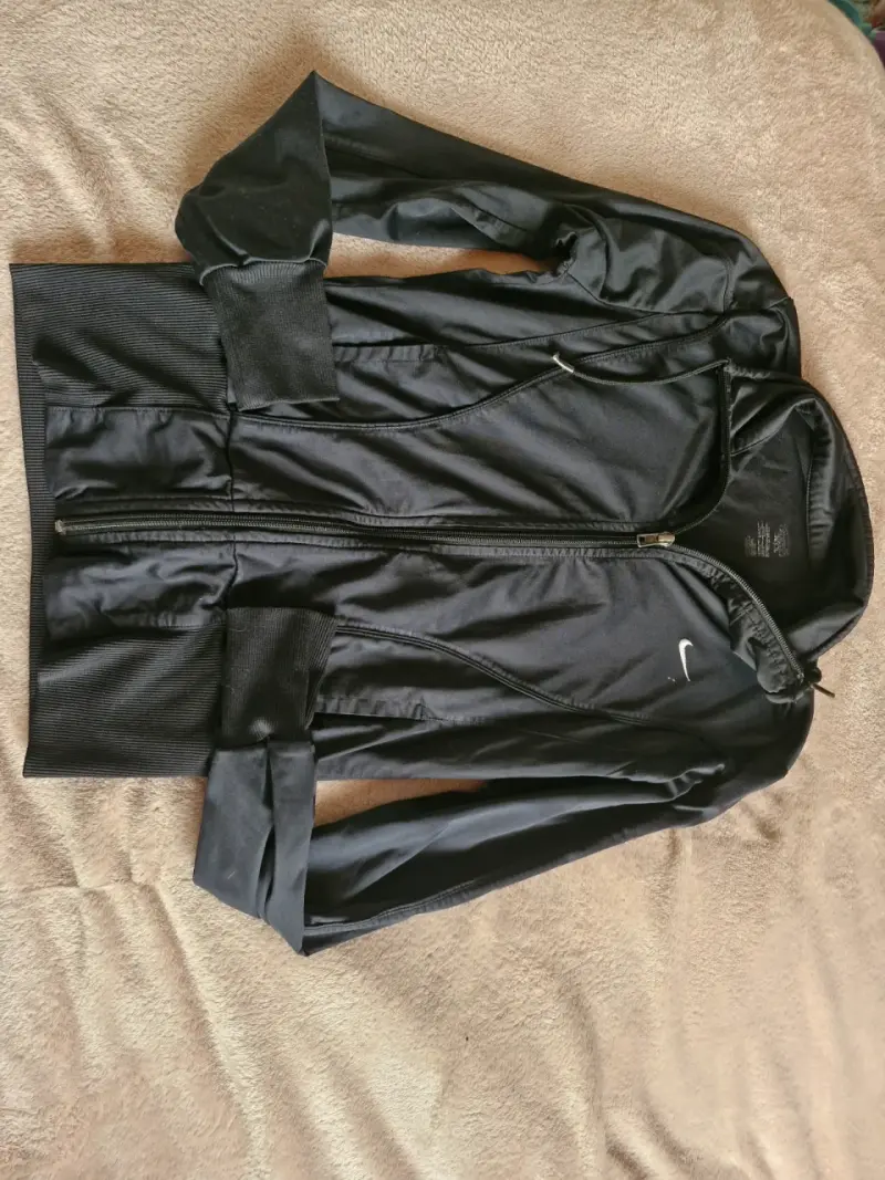 Chaqueta deportiva Nike negra