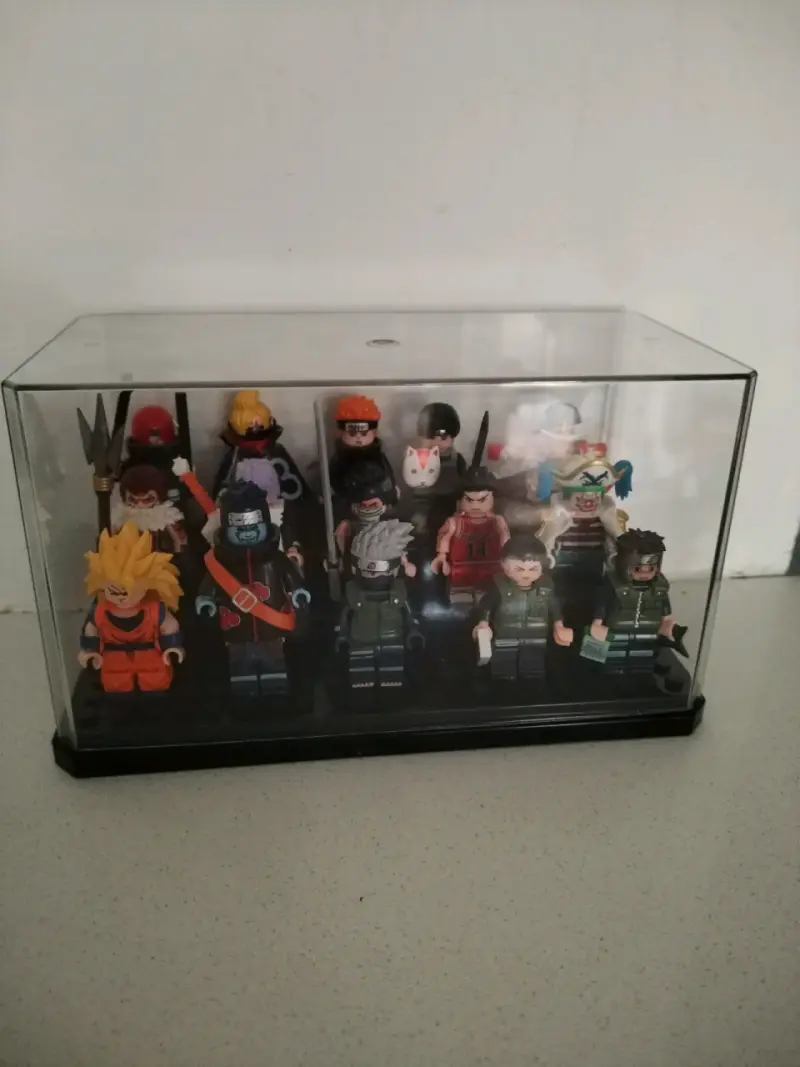 Set de figuras de acción anime en vitrina - 1