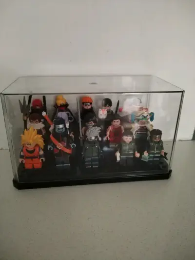 Set de figuras de acción anime en vitrina - miniatura 1