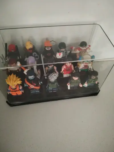 Set de figuras de acción anime en vitrina - miniatura 3