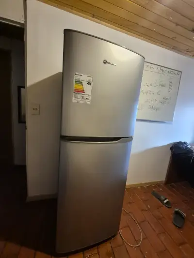 Refrigerador Mademsa plateado en buen estado - miniatura 1