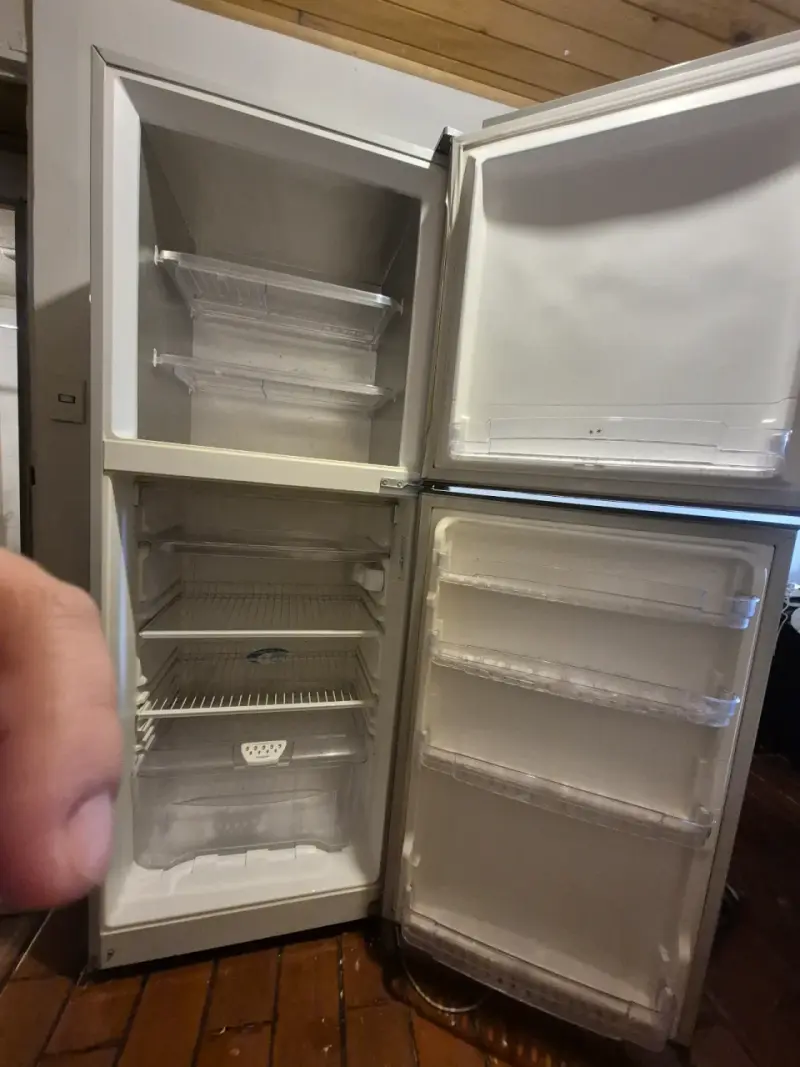 Refrigerador Mademsa plateado en buen estado - 2