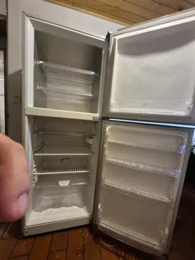 Refrigerador Mademsa plateado en buen estado - miniatura 2