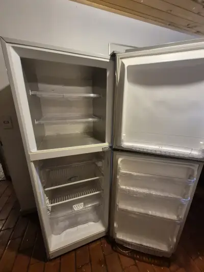 Refrigerador Mademsa plateado en buen estado - miniatura 3