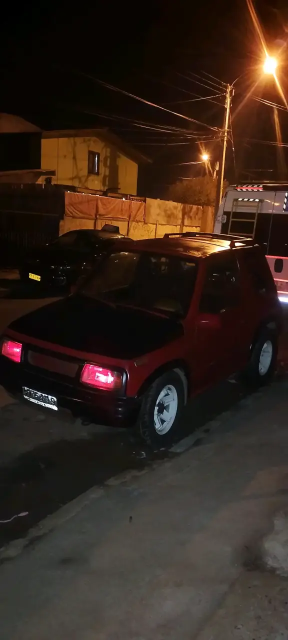 Auto compacto rojo en buen estado - 1