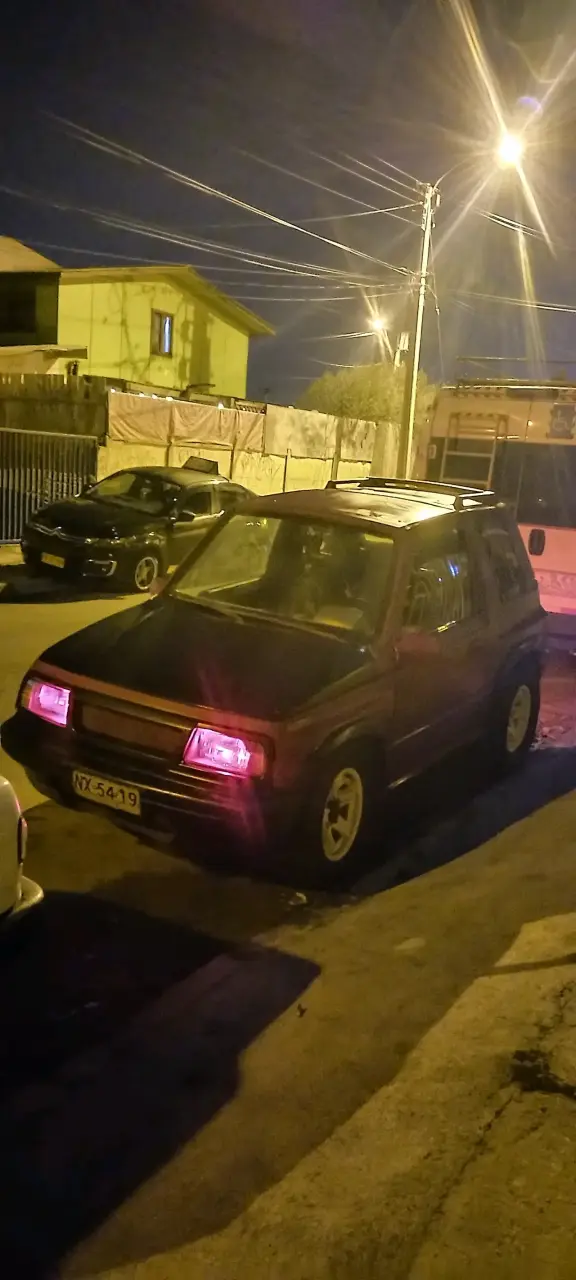 Auto compacto rojo en buen estado - 2