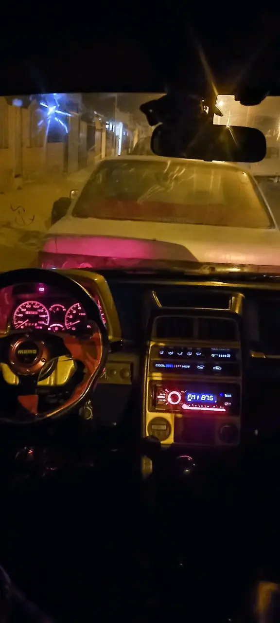 Auto compacto rojo en buen estado - 3