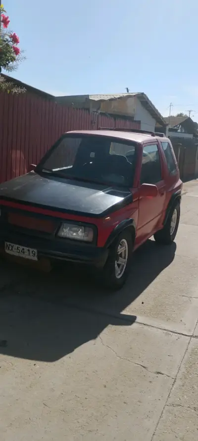 Auto compacto rojo en buen estado - miniatura 5