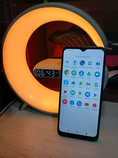 Smartphone Android con pantalla grande - miniatura 1