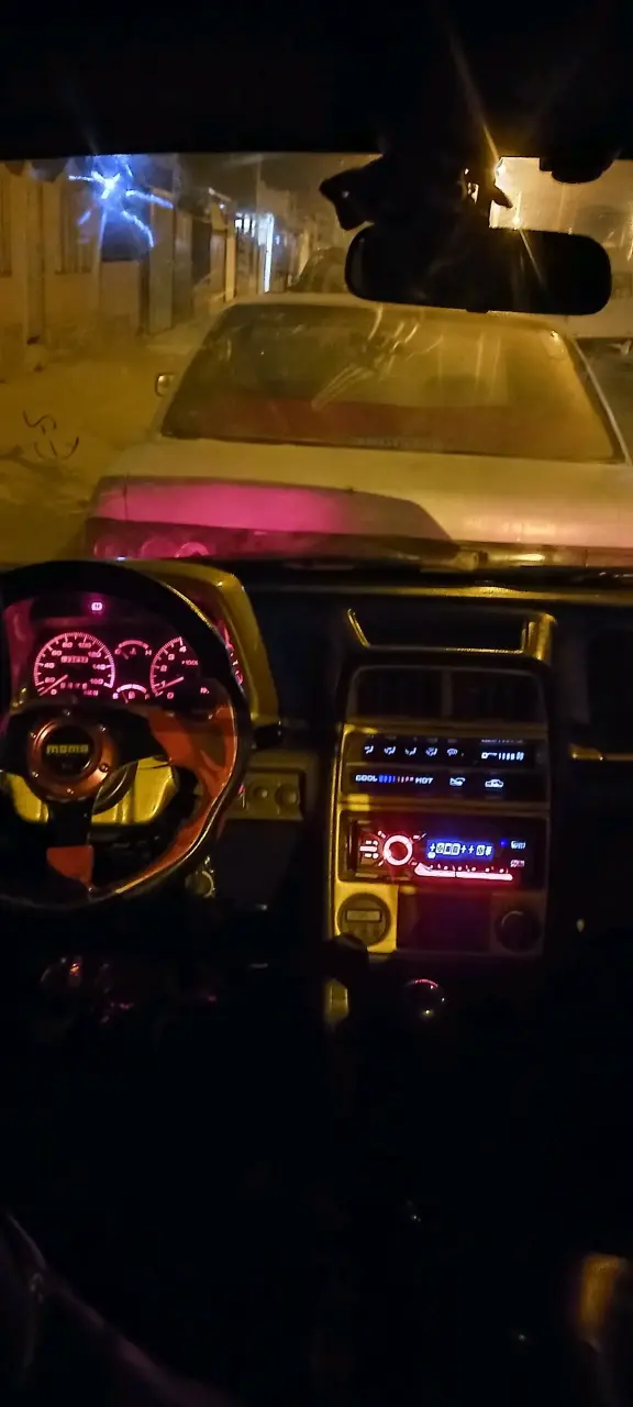 Auto compacto rojo en buen estado - 2