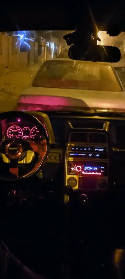 Auto compacto rojo en buen estado - miniatura 2