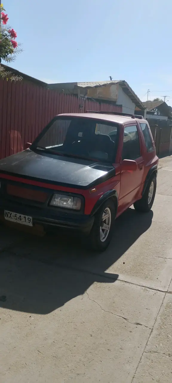 Auto compacto rojo en buen estado - 3